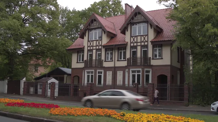 Особняк с фахверком и цветником в Калининграде