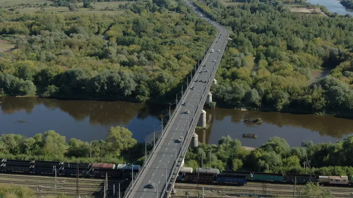 Автомобильный мост и железная дорога во Владимире с высоты