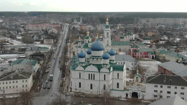 Аэросъёмка храма с голубыми куполами в Угличе