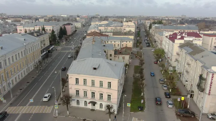 Тверь с высоты: панорама улицы и городской архитектуры