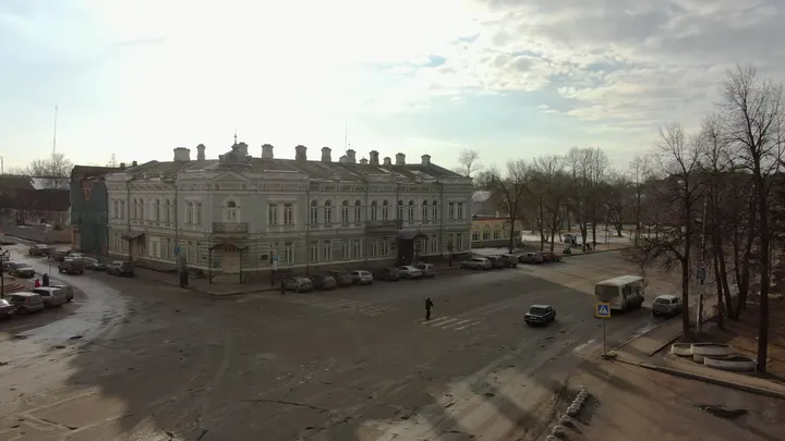 Углич с высоты: заснеженная площадь и городская застройка