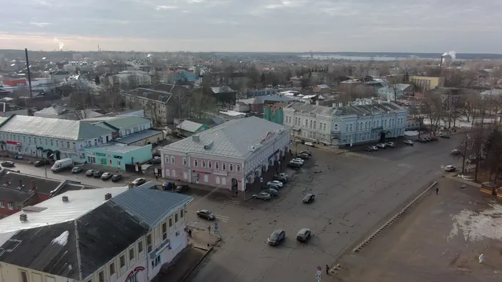 Аэропанорама площади и городской застройки Углича