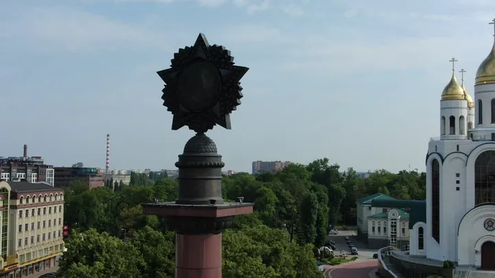 Калининград, Триумфальная колонна и Храм Христа Спасителя