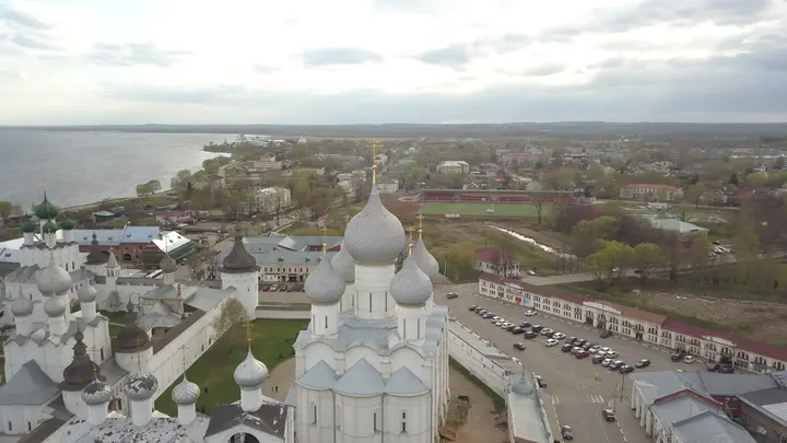 Ростов великий: Ростов Великий: Ростовский кремль над озером Неро с дрона