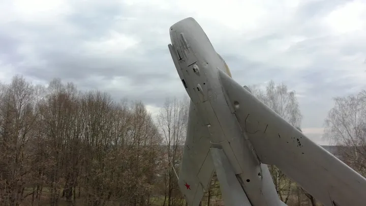 Самолёт-памятник в парке Наро-Фоминска