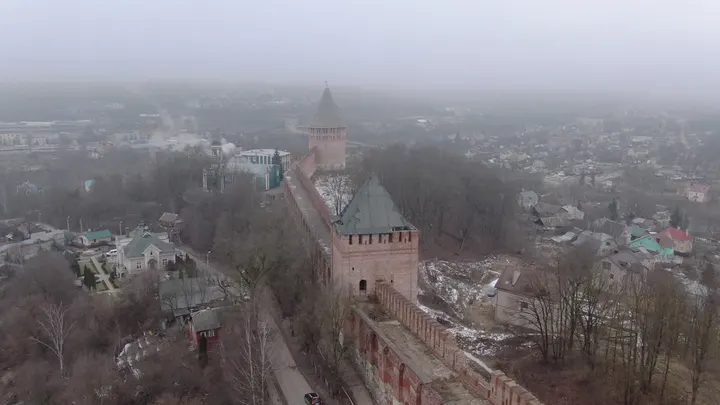 Смоленская крепостная стена с высоты в тумане