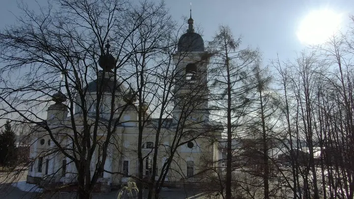 Мышкин: Успенский собор и колокольня в солнечный зимний день