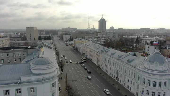 Тверь с высоты: автомобили на городской улице зимой