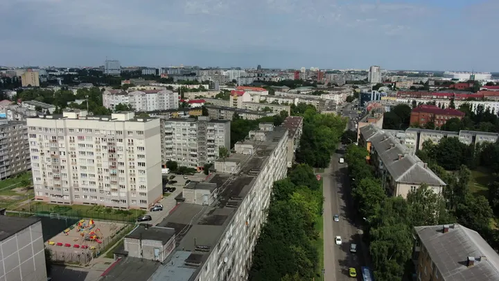 Калининград с высоты: квартал многоэтажек и городская улица
