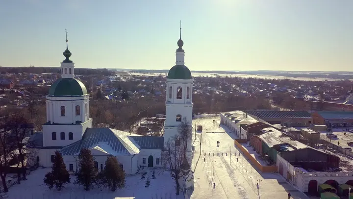 Зарайский кремль зимой: соборы и заснеженная площадь