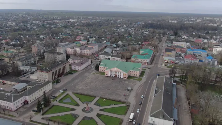 Аэросъёмка городской площади с колоннадой в Рославле