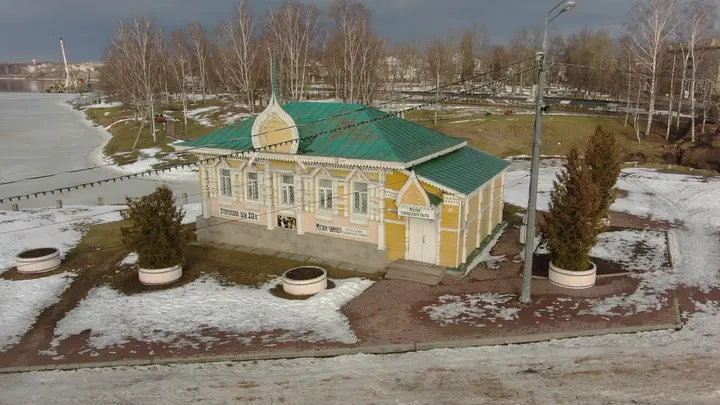 Углич с высоты: здание с зелёной крышей у Волги зимой