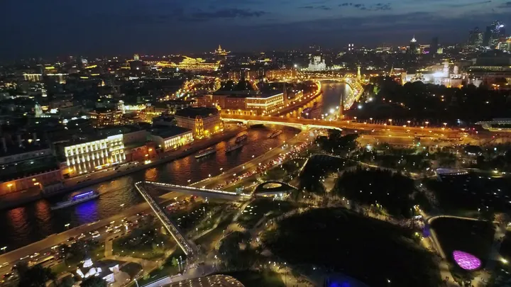 Москва: Стеклянная кора парка «Зарядье» ночью