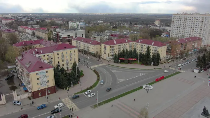 Брянск с высоты: перекрёсток, автобусы и жилые дома