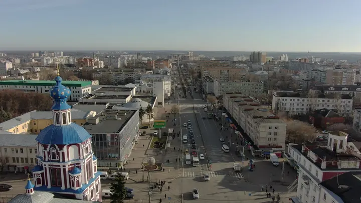 Калуга: аэросъёмка храма и городской улицы