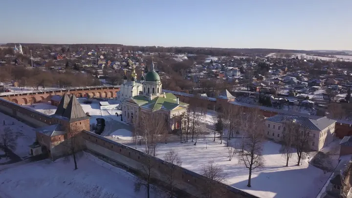 Зарайский кремль в зимней панораме города с высоты