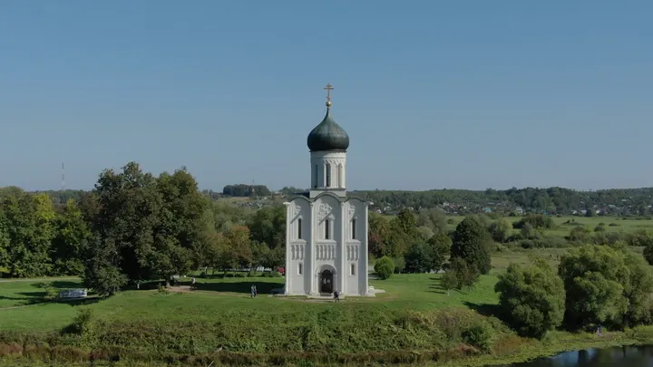 Церковь Покрова на Нерли близ Владимира над пойменной рекой