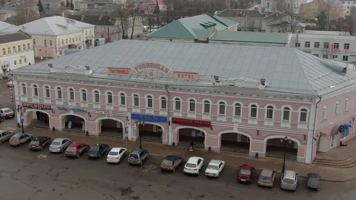 Углич с высоты: панорама розового здания с аркадой зимой