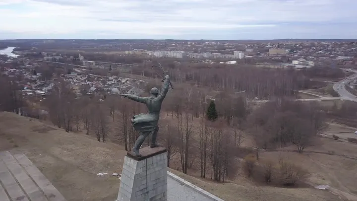 Памятник Юрию Долгорукому над панорамой Дмитрова