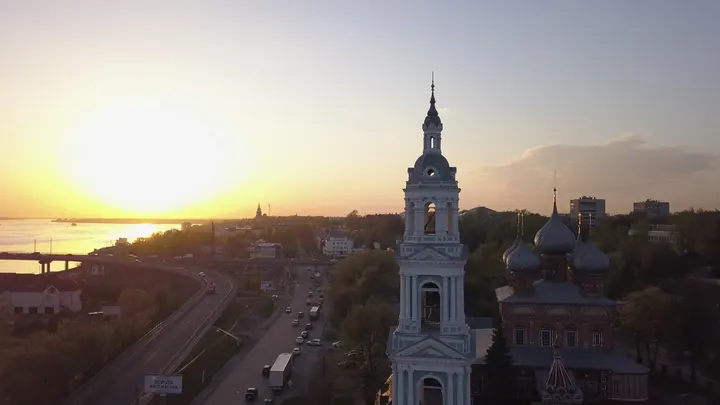 Кострома: церковь Воскресения на Дебре над Волгой на закате