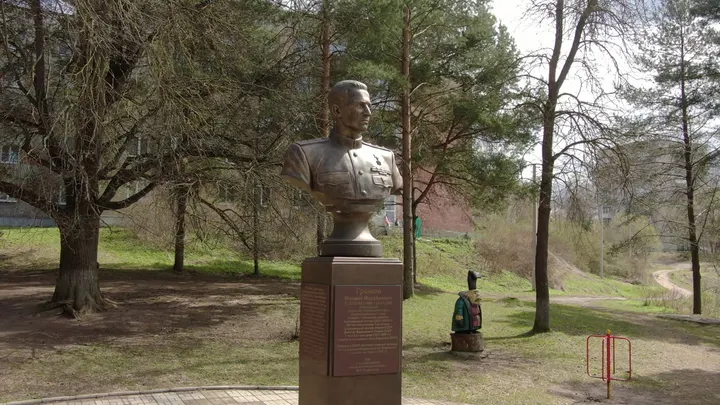 Ржев: Бюст лётчика М. М. Громова
