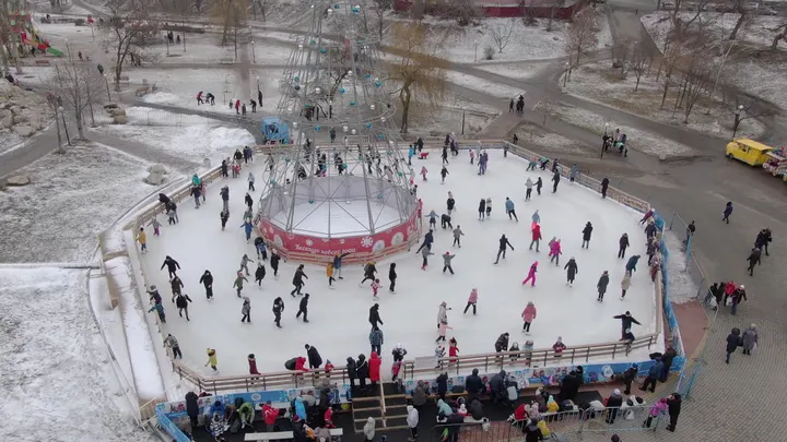Рязань, зимний открытый каток с катающимися людьми