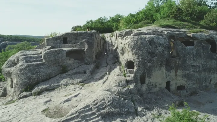 Крым: пещерный комплекс Мангуп-Кале