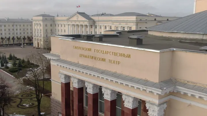 Смоленск: здание драматического театра с высоты