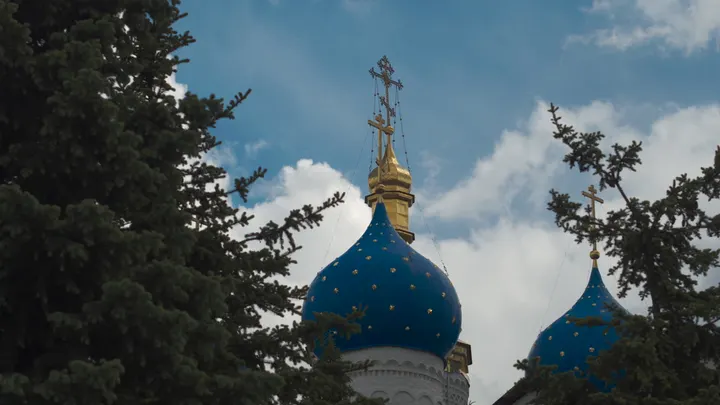 Казань, синие купола православного храма под облачным небом