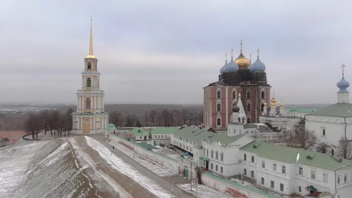 Рязанский кремль с соборами и колокольней зимой