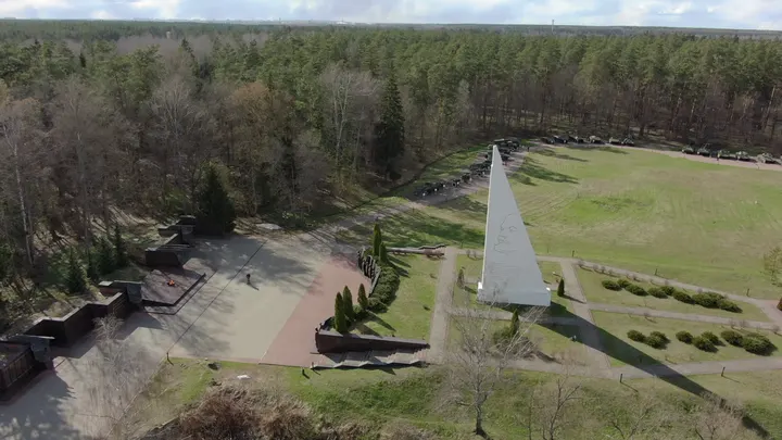 Брянск: мемориальный комплекс «Партизанская поляна» с высоты