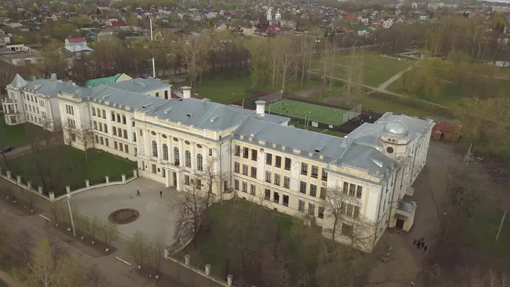 Ростов великий: Ростов Великий с высоты: светлое здание у городского парка