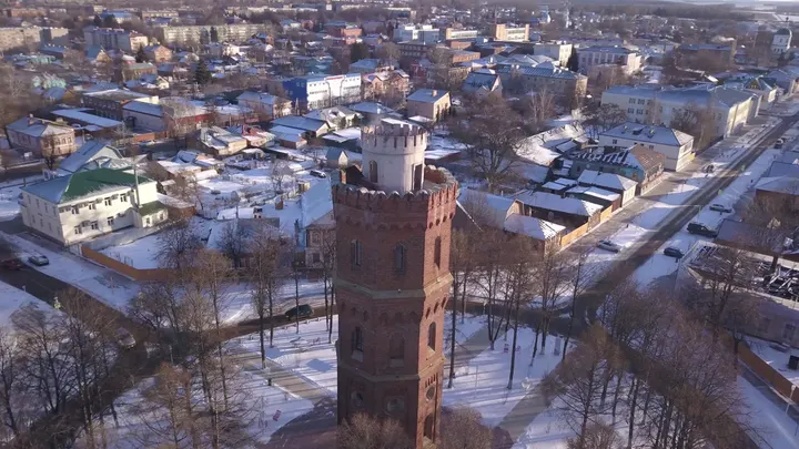 Зарайск: водонапорная башня над заснеженным городом