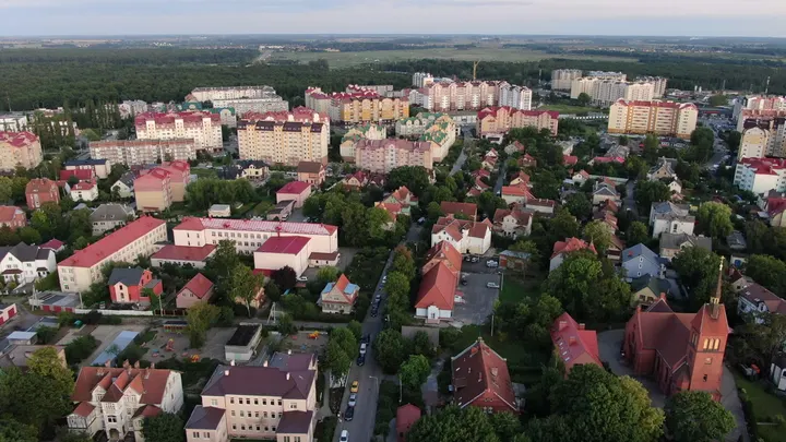 Куршская коса: аэросъёмка жилой застройки и лесного горизонта