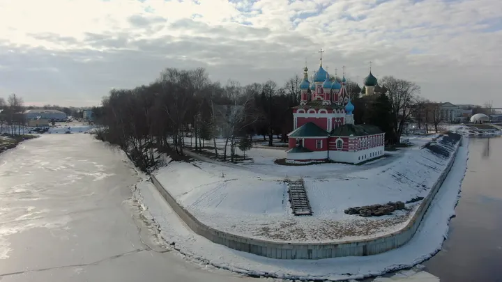 Угличский кремль на берегу Волги зимой с высоты
