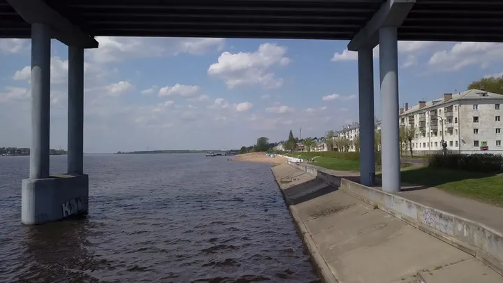 Кострома — мост через Волгу и песчаный городской пляж
