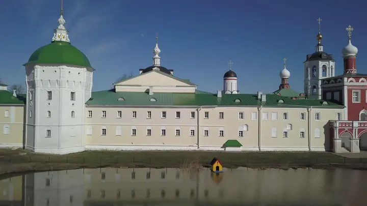 Борисоглебский монастырь в Дмитрове: воздушный пролёт над водой