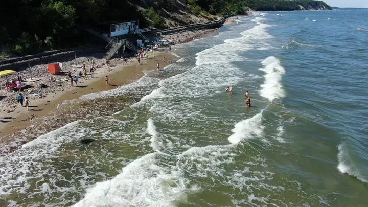 Светлогорск: волны Балтийского моря у пляжа