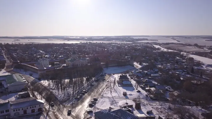 Зарайский кремль зимой с высоты над заснеженным городом